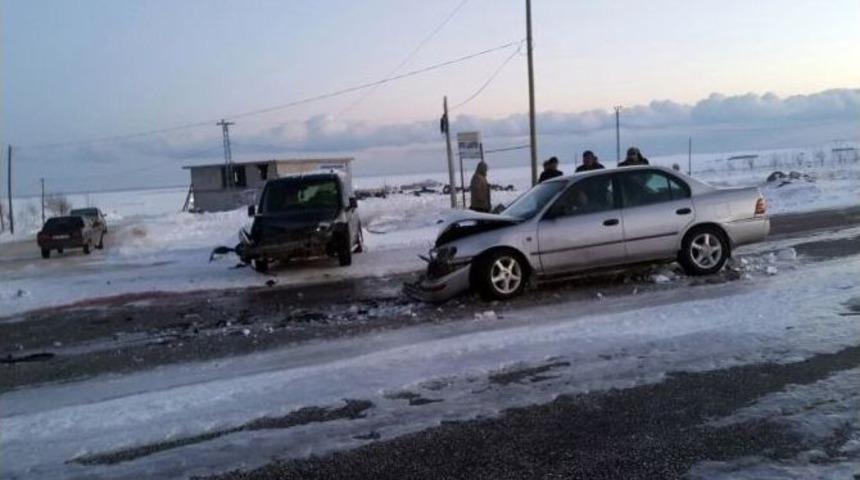 Buz Kaplı Yolda Otomobiller Kafa Kafaya &Ccedil;arpıştı
