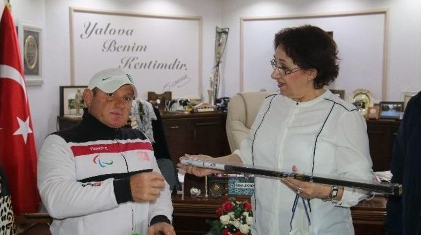 Milli Sporcuya Ok Takımı Hediye Etti