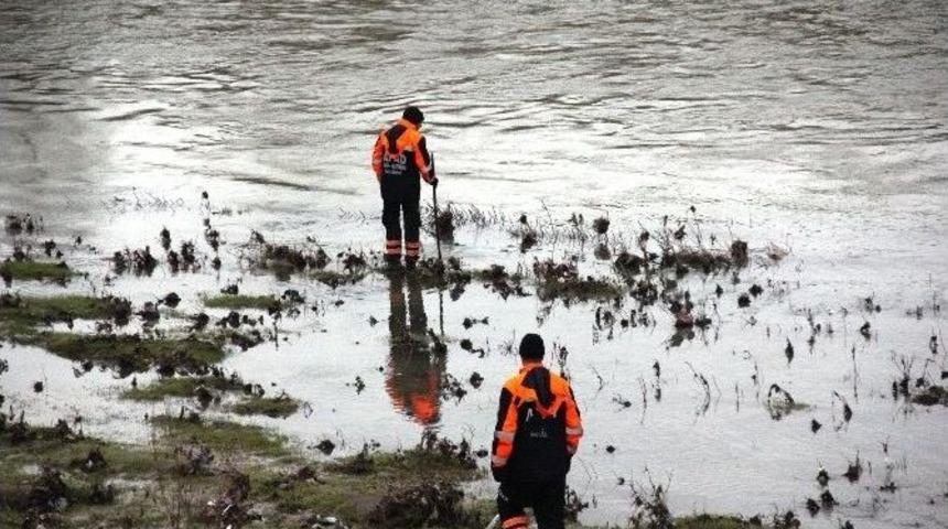 Irmakta Kaybolan Avcıyı Arama &Ccedil;alışmaları S&uuml;r&uuml;yor