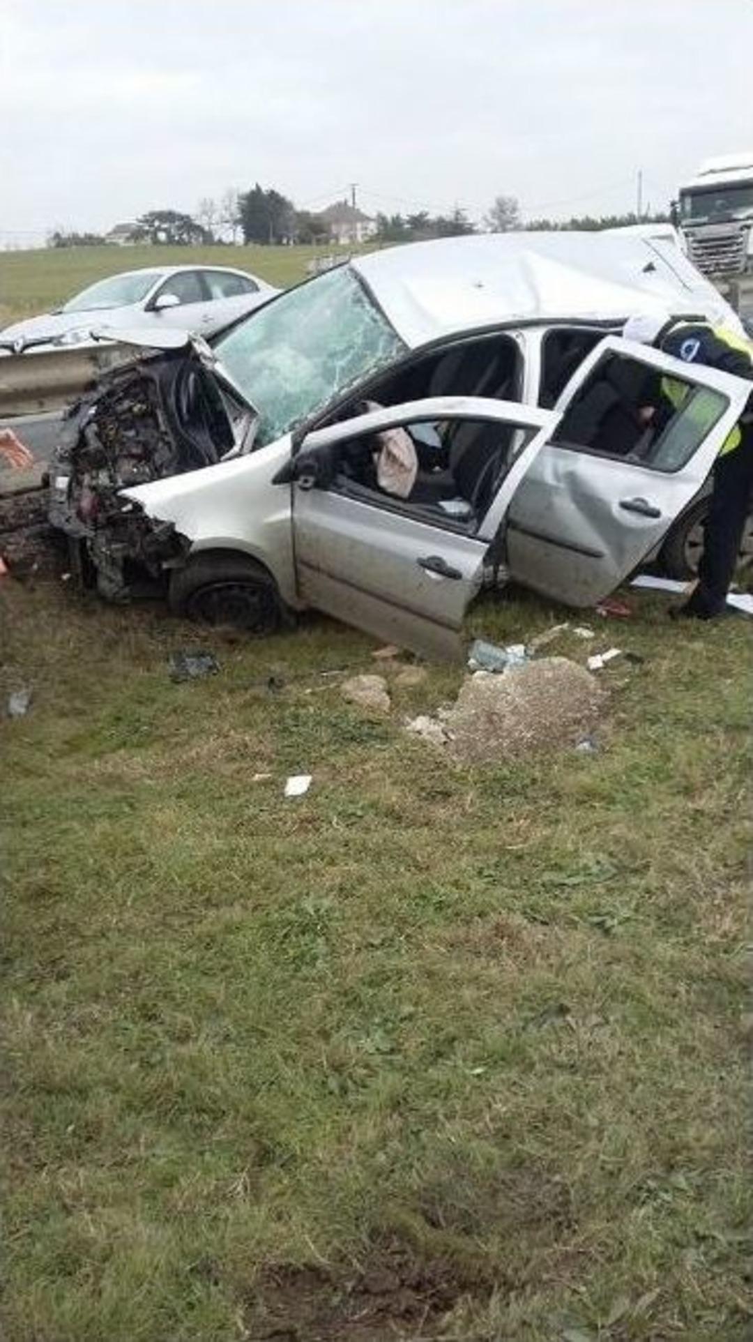 (&ouml;zel Haber) Bariyerlere &Ccedil;arpan Otomobil Yoldan &Ccedil;ıktı: 1 Yaralı