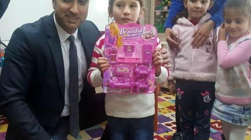 &Ccedil;ocuklar İ&ccedil;in Oyuncak Dağıtımı