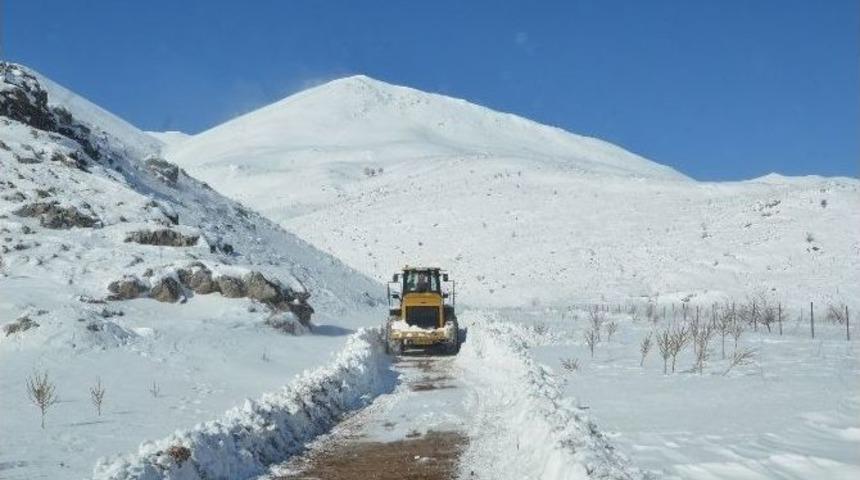 Yeşilyurt&rsquo;ta Karla M&uuml;cadele &Ccedil;alışmaları S&uuml;r&uuml;yor