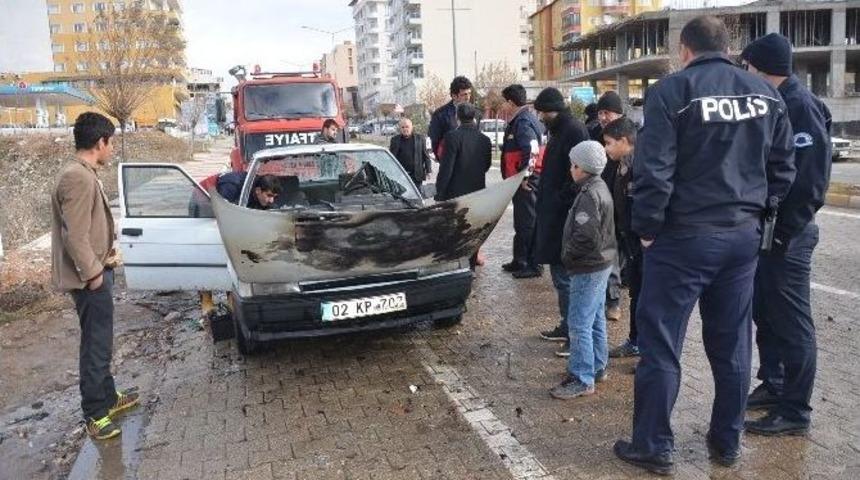 Park Halindeki Otomobil &Ccedil;alıştırılmak İstenince Yandı