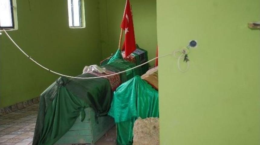 Yedi Kardeşler T&uuml;rbesi Bakım Bekliyor