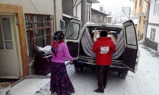 Evi Yanan Aileye Bir Yardımda Kızılay’dan