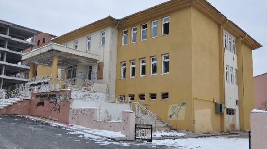 Boz&uuml;y&uuml;k&rsquo;te Eski K&uuml;t&uuml;phane Binasının Akıbeti Belirsizliğini Koruyor