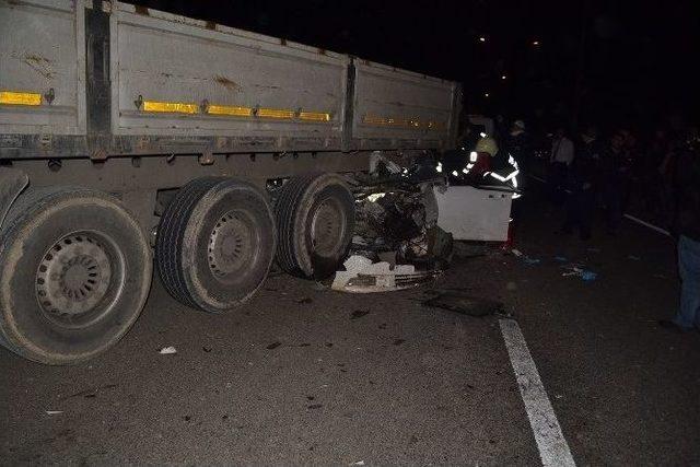 Otomobil Tır’ın Altına Girdi: 1 Ölü, 1 Yaralı