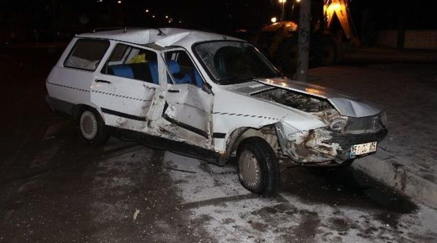 Otomobil Polis Minib&uuml;s&uuml;ne &Ccedil;arptı: 1 Yaralı