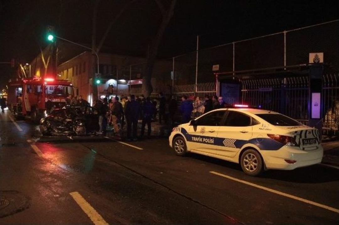 Polis Otosu L&uuml;ks Otomobille Kafa Kafaya &Ccedil;arpıştı:1 Polis Şehit, 1 Polis Yaralı