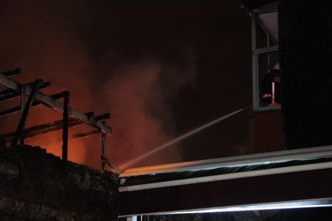 Fatih&rsquo;te Bir Vakıfa Ait Tarihi Binada Yangın &Ccedil;ıktı