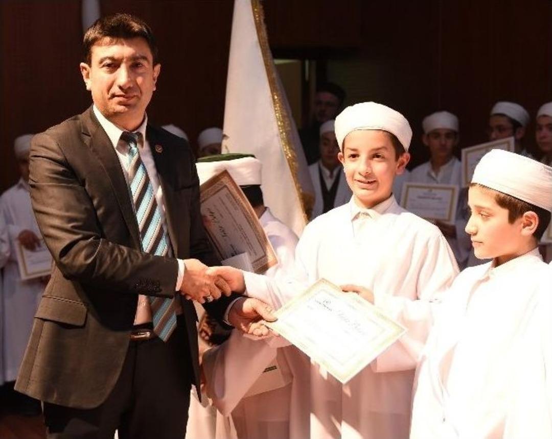 Başkan Vekili Doğan, &Ouml;ğrencilere Karne Ve Hediyelerini Verdi