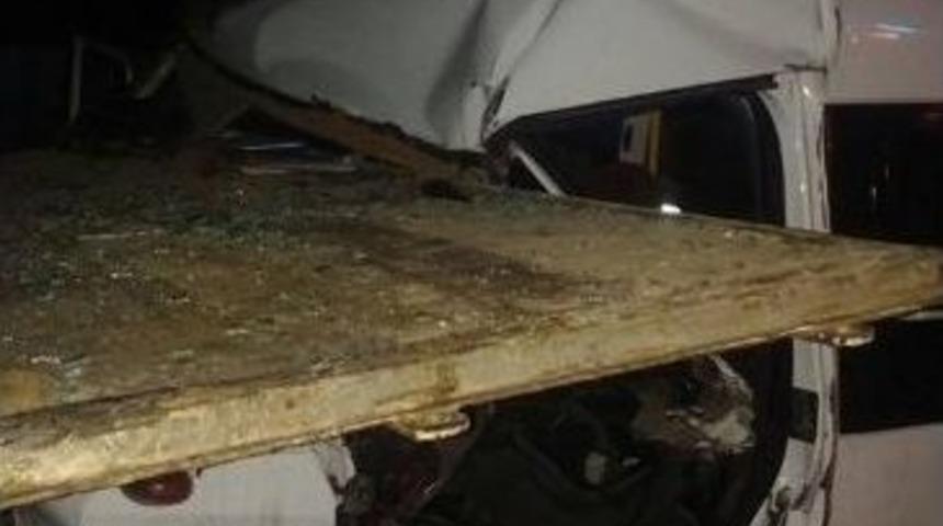 &Ccedil;at&rsquo;ta Trafik Kazası: 1 &Ouml;l&uuml;, 5 Yaralı