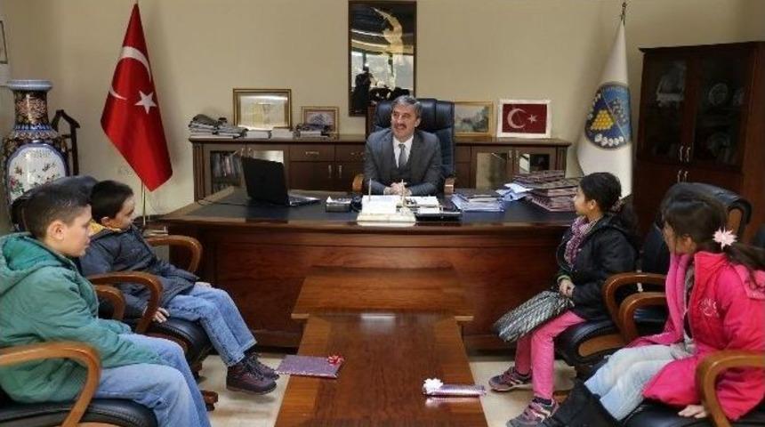 Minik &Ouml;ğrencilerden Başkana S&uuml;rpriz Ziyaret