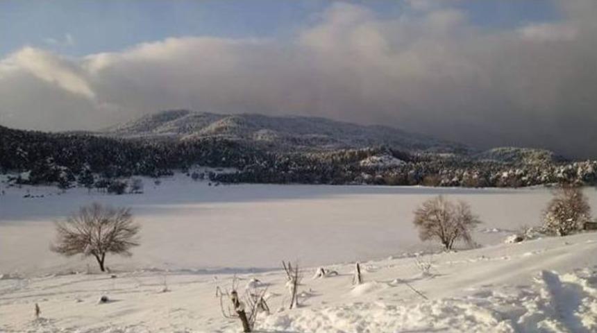 Simav G&ouml;lc&uuml;k Yaylasındaki Krater G&ouml;l&uuml; Buz Tuttu