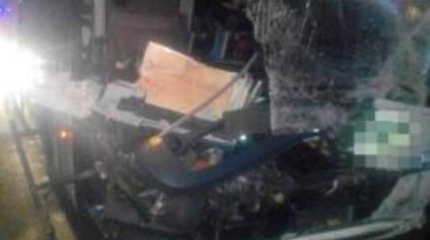 Yolcu Otob&uuml;s&uuml; Tır&rsquo;a &Ccedil;arptı: 5 Yaralı