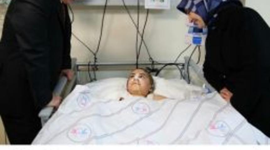 Başbakan Davutoğlu, 7 Yaşındaki Said Tan&rsquo;ı Hastanede Ziyaret Etti