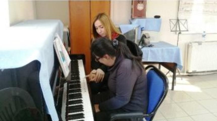 İzmit&rsquo;te Engelli &Ccedil;ocuklara Piyano Kursu