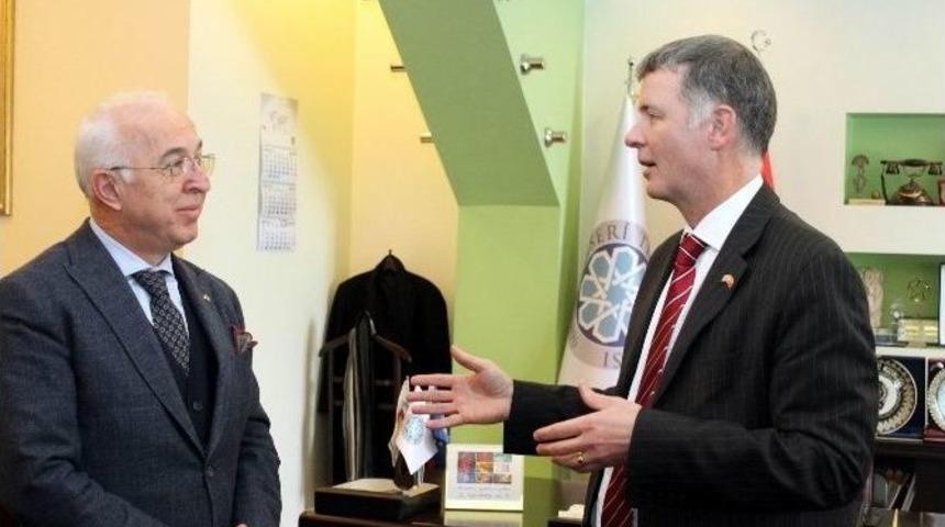 İngiltere B&uuml;y&uuml;kel&ccedil;isi Moore, Kto&rsquo;yu Ziyaret Etti