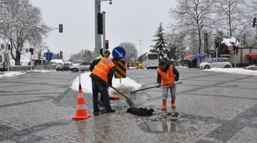 Kar Sonrası Bozulan Yollarda Onarım Yapılıyor
