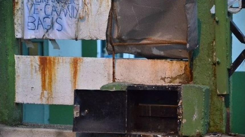 Camii &Ouml;n&uuml;ndeki Bağış Kutusu &Ccedil;alındı