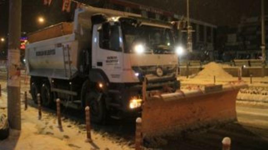 Erzincan Belediyesi Karla M&uuml;cadeleye Devam Ediyor