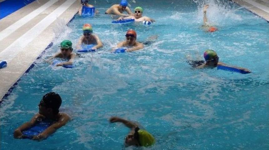 Dışarıda Eksi 20 Derece Soğuk, İ&ccedil;eride Havuz Keyfi