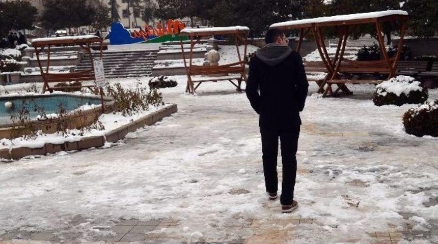 Buzlu Kaldırımlarda Yürürken Dikkat