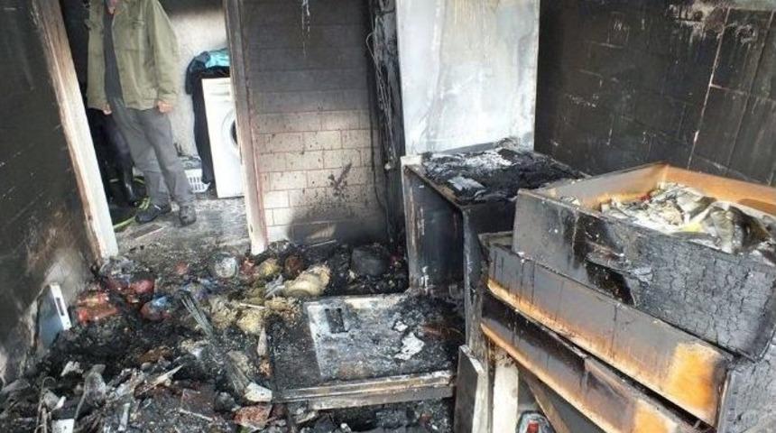 Buzdolabından Çıkan Yangın Evi Kullanılmaz Hale Getirdi