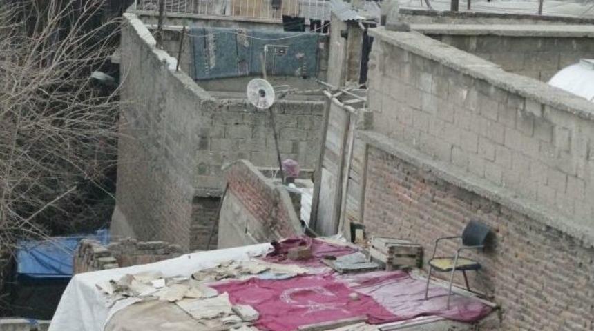 Sur&rsquo;da Ter&ouml;ristlere &rsquo;ay Yıldızlı&rsquo; Tepki