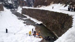 Otomobil Dereye Uçtu: 4 Ölü, 2 Yaralı