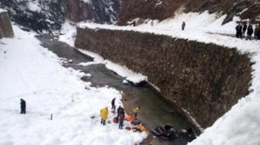 Otomobil Dereye Uçtu: 4 Ölü, 2 Yaralı