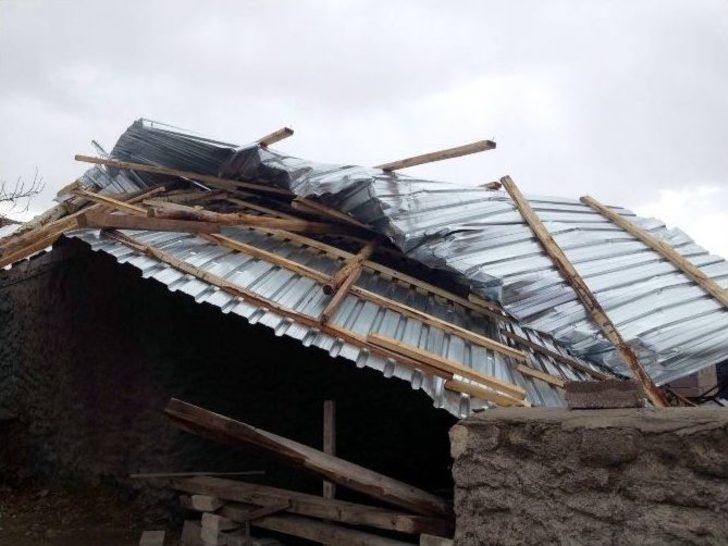 Aksaray’da Fırtına Çatıları Uçurdu G3