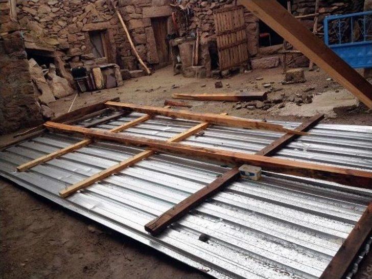 Aksaray’da Fırtına Çatıları Uçurdu G4