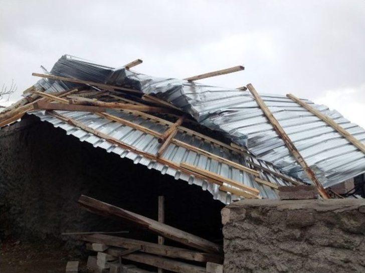 Aksaray’da Fırtına Çatıları Uçurdu G5