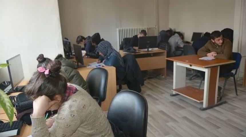 &Ccedil;ataklı &Ouml;ğrenciler &Uuml;niversite Sınavlarına Hazırlanıyor