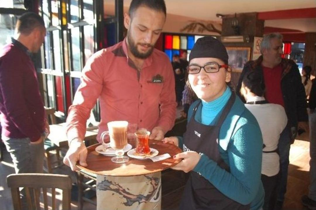 Down Sendromlu &Ccedil;ocuklar, &Ouml;nl&uuml;klerini Giyip Sipariş Aldılar