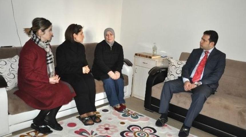 Şanlıurfa Valisinin Eşi Bakım Evindeki M&uuml;ltecileri Ziyaret Etti