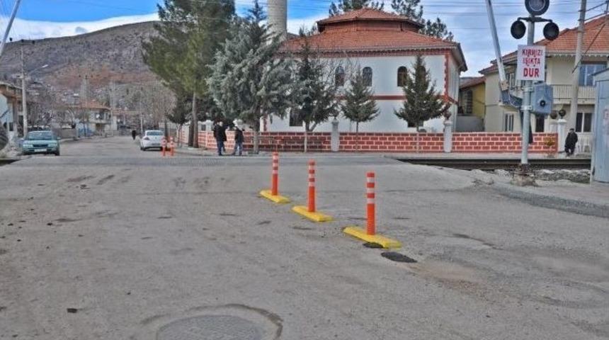 Hemzemin Ge&ccedil;ide Yol B&ouml;l&uuml;m Dubaları Yerleştirildi