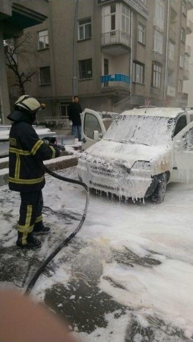 Seyir Halindeki Araç Alev Aldı