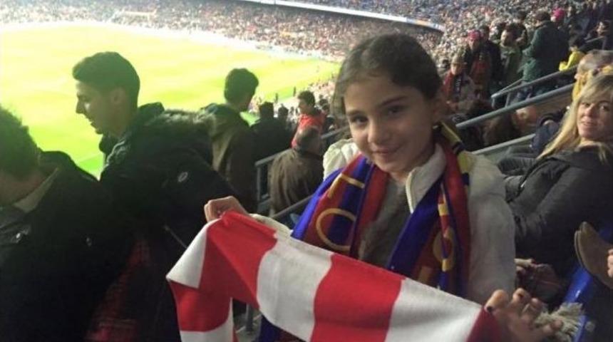 11 Yaşındaki Kız D&uuml;nyaca &Uuml;nl&uuml; Camp Nou Stadında Bilecikspor Atkısı A&ccedil;tı