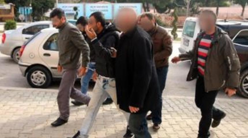 &Ccedil;eşme&rsquo;de D&ouml;rt İnsan Ka&ccedil;ak&ccedil;ısı Tutuklandı