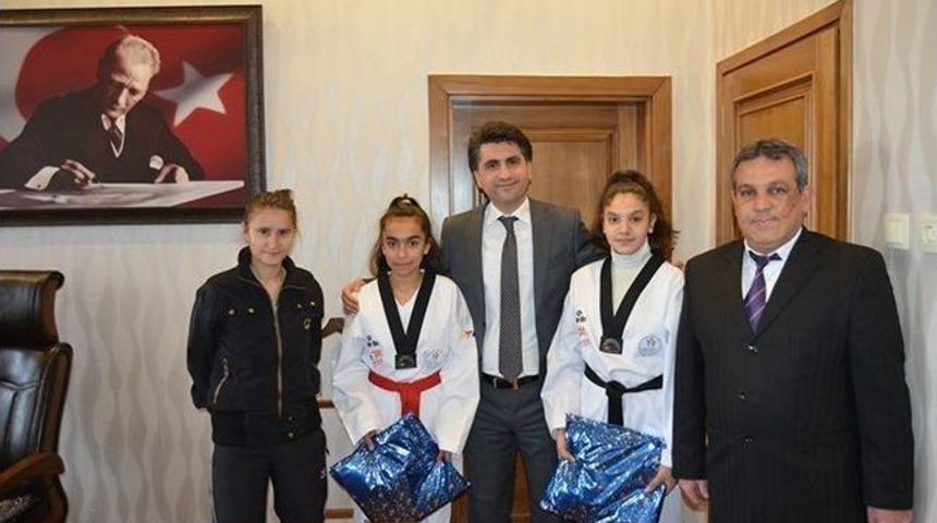 Kaymakam Aydın&rsquo;dan Tekvandoculara Hediye