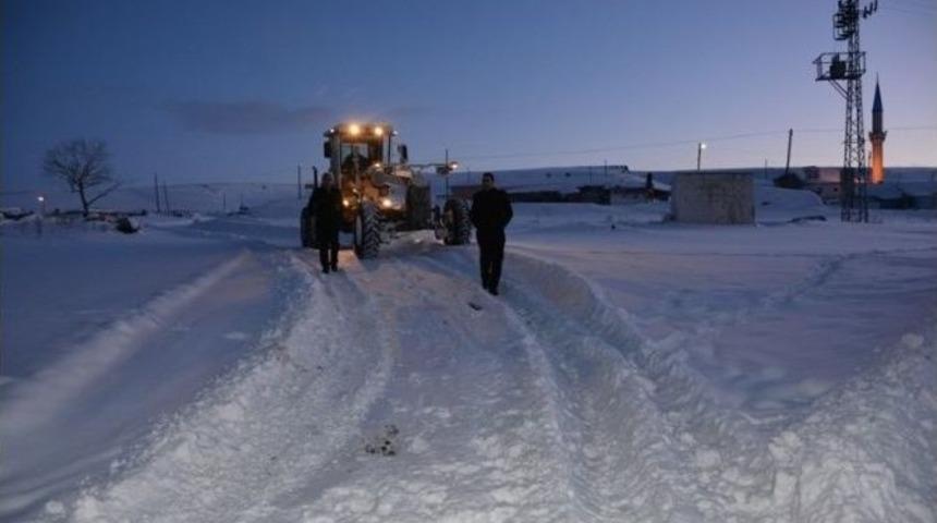 Ardahan Belediyesi Karla M&uuml;cadeleyi S&uuml;rd&uuml;r&uuml;yor