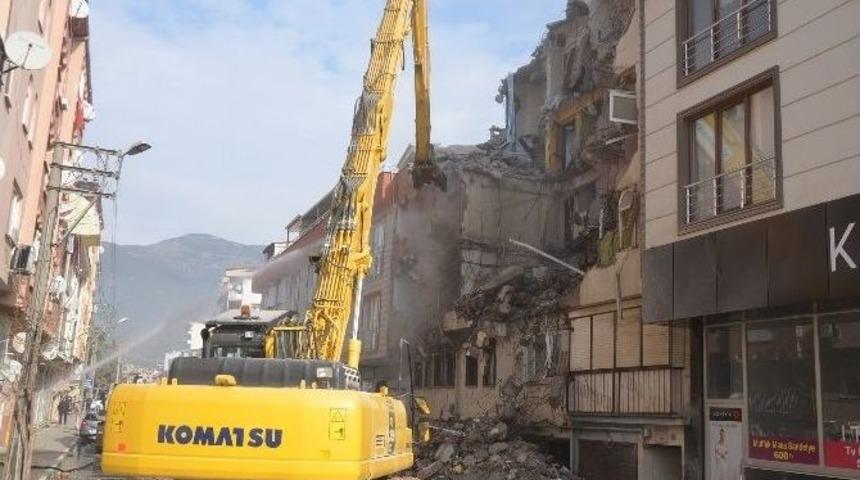 Gemlik&rsquo;te Deniz Kumuyla Yapılan Binalar Yıkılıyor