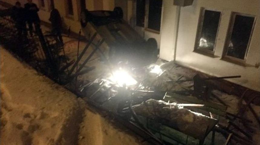 Takla Atan Otomobil Sitenin Bah&ccedil;esine U&ccedil;tu