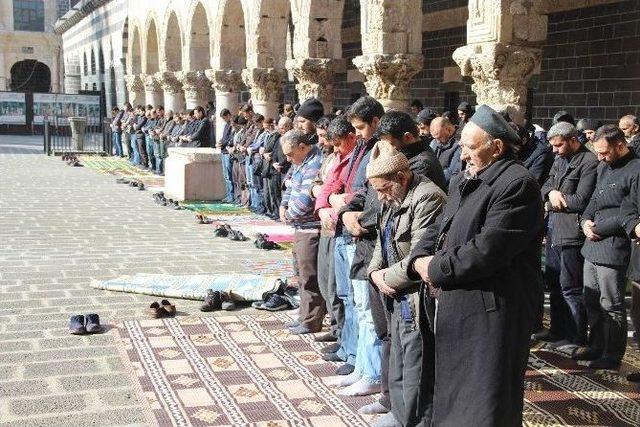 Sur’da Patlama Sesleri Arasında Namaz