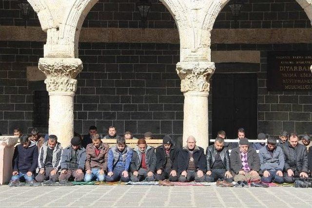 Sur’da Patlama Sesleri Arasında Namaz