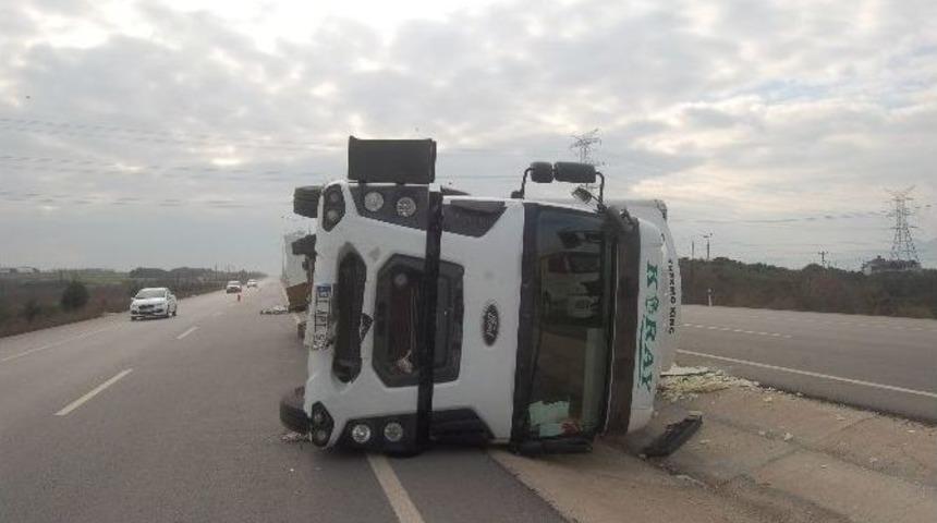 Bursa - &Ccedil;anakkale Karayolunda Tır Devrildi