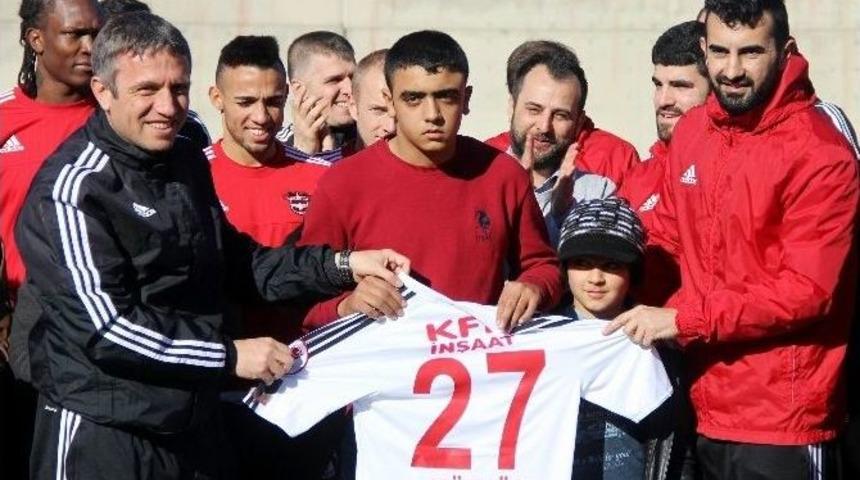 Gaziantepsporlu Futbolculardan Engelli Taraftara B&uuml;y&uuml;k Jest