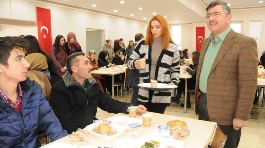 Başkan Akdoğan, Burs Alan &Ouml;ğrencilerle Kahvaltıda Buluştu